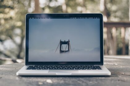 Photo Smartphone with cracked screen